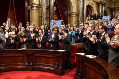 Vista de los miembros del Govern y de Junts Pel Sí aplaudiendo una vez aprobada la resolución.