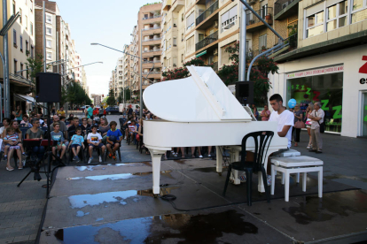 La plaça Ricard Viñes de Lleida, un auditori ahir a l’aire lliure amb un piano a disposició del públic.