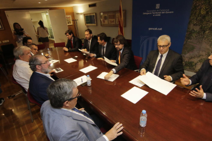 La reunió de la taula estratègica de l’Aeroport de Lleida-Alguaire, on es van firmar els convenis.