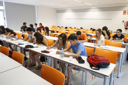 Sobre esta línea, cursos de lenguas en la Universitat d’Estiu de la UdL, y a la derecha, fin de curso en la Seu Vella del Consorci per a la Normalització Lingüística de Lleida.