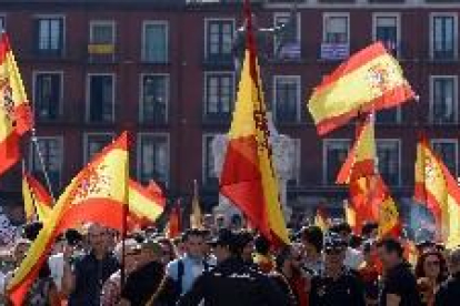 Milers de persones es concentren davant d'ajuntaments de tot Espanya contra l'1-O