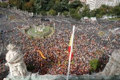 Miles de personas se concentran ante ayuntamientos de toda España contra el 1-O