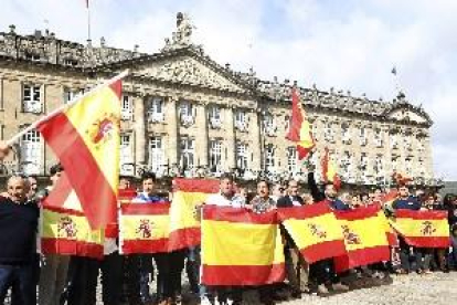 Milers de persones es concentren davant d'ajuntaments de tot Espanya contra l'1-O