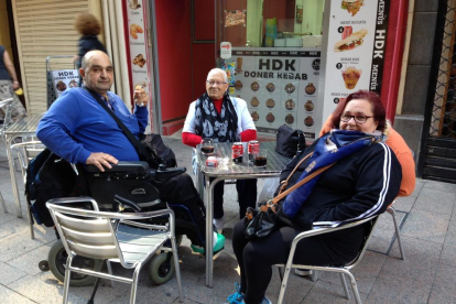 Tres pensionistes parlaven ahir sobre la situació política en un bar de Lleida.