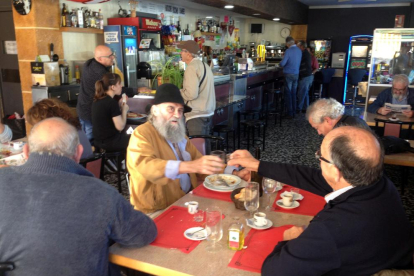 Tres pensionistas hablaban ayer sobre la situación política en un bar de Lleida.