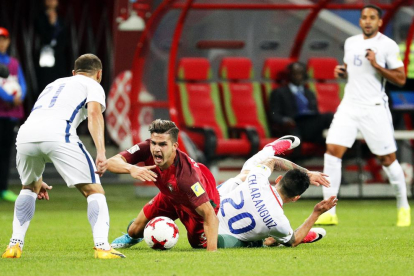 El portugués André Silva cae al suelo después de una entrada del chileno Charles Aránguiz.