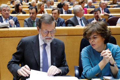 Puigdemont compareció en un mensaje gravado y paseó por Girona, junto a su mujer, Marcela Topor.