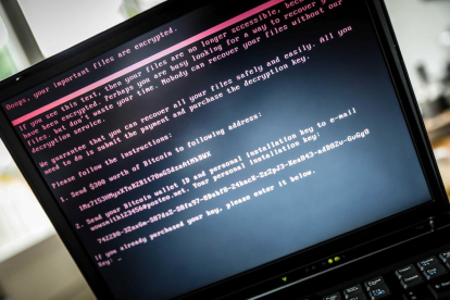 La pantalla de un ordenador muestra un mensaje de infección.