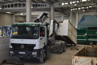 Un camió carregant residus a Bellver per portar-los al forn incinerador de la Comella, a Andorra.