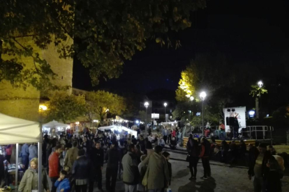 El público llenó la plaza donde se instaló el Mercat de Pagès 