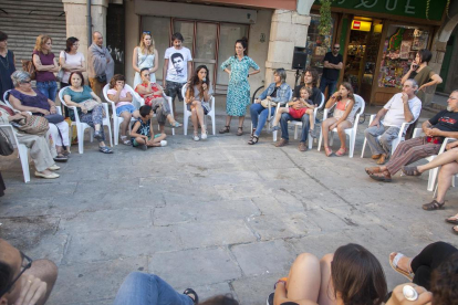 L’artista Ada Vilaró va presentar l’acció teatral a la plaça Major.