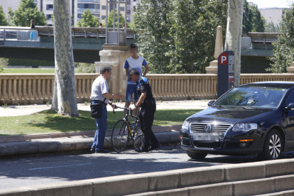 Un agent amb la bicicleta del ferit.