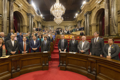 Los diputados soberanistas en el Parlament, tras proclamar la república el viernes pasado.