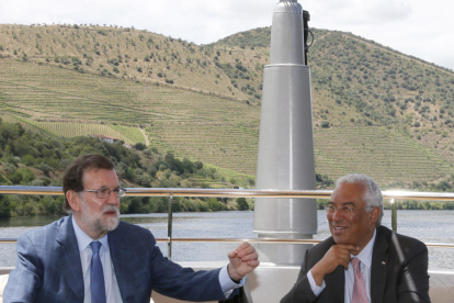 Mariano Rajoy junto al primer ministro luso, António Costa, ayer en Portugal.