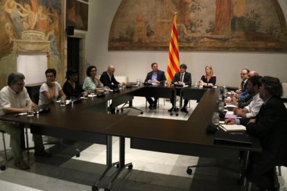 Imagen de la cumbre por el referéndum celebrada ayer en la Sala Torres Garcia del Palau de la Generalitat.