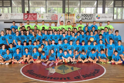 Los participantes en el Campus de Baloncesto de Alpicat que ha contado este año con 21 chicos y chicas de Irlanda.