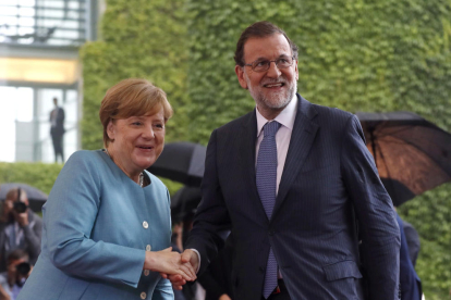 Mariano Rajoy y la canciller alemana, Angela Merkel, a su llegada a la reunión de ayer.