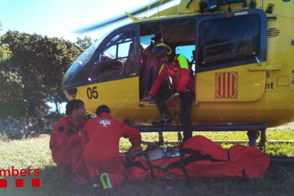 L’helicòpter dels GRAE va rescatar el ferit, que es trobava en un lloc de difícil accés.