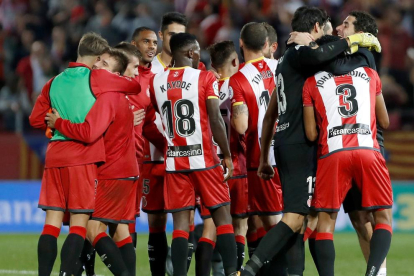 Los jugadores del Girona celebran su histórica victoria ante el Madrid tras finalizar el partido.