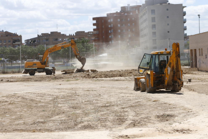 Dos excavadoras trabajando ayer en el terreno donde está previsto un bosque urbano en Balàfia.