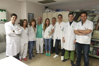 Parte del equipo de Urología del Arnau, que lidera David Garcia (en la derecha), en la reunión semanal.  