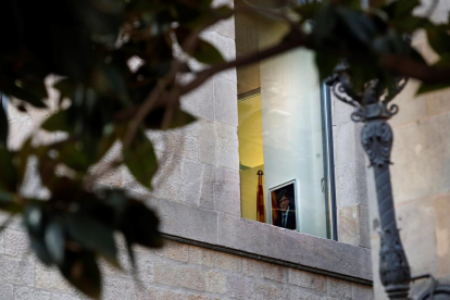 Una fotografia de Carles Puigdemont penjada en un despatx del Palau de la Generalitat