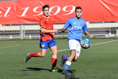 Un jugador del Lleida B i un del Martinenc, en una jugada del partit d’ahir.