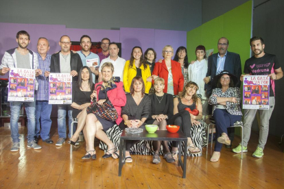 Foto de familia de los actores del grupo teatral BAT y los organizadores del ciclo Entretemps. 