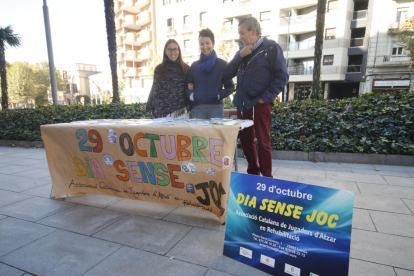 Una mesa informativa en Lleida en el marco del Día sin juegos de azar.