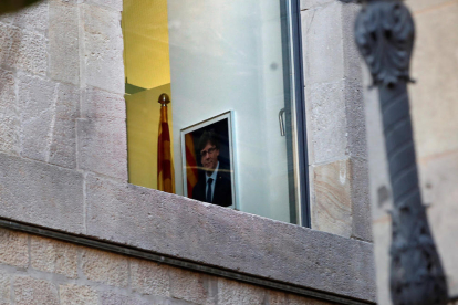El retrat del president Puigdemont encara col·locat en alguna de les sales del Palau de la Generalitat.