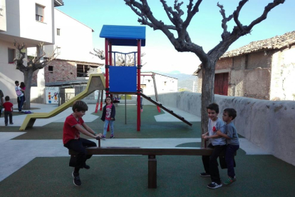 El nuevo parque infantil de Peramola.