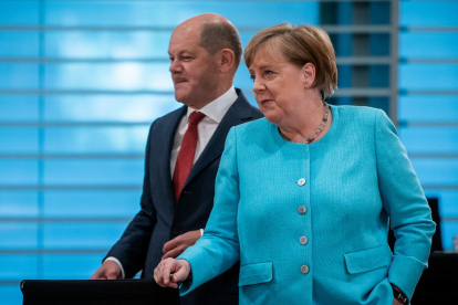 La canciller alemana Angela Merkel junto al ministro de Finanzas del país, Olaf Scholz.