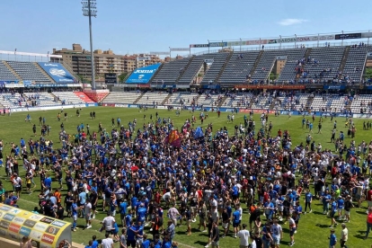 La afición del Lleida invadió el césped del Camp d’Esports tras la victoria ante el Numancia que certificó la clasificación para el play off de ascenso.