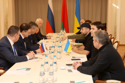 Imagen de las negociaciones para un alto el fuego entre las delegaciones de Rusia (i) y de Ucrania (d).