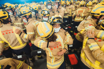 Acto de entrega ayer de los diplomas a los alumnos que han superado el curso para Bomberos. 