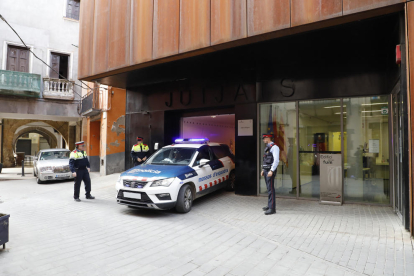 Vehicle en el qual va ser traslladat ahir el detingut per a la seua declaració als jutjats de Balaguer.