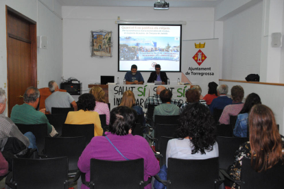 Un acte contra el projecte de Nova Tracjusa celebrat ahir a la nit a la biblioteca de Torregrossa.