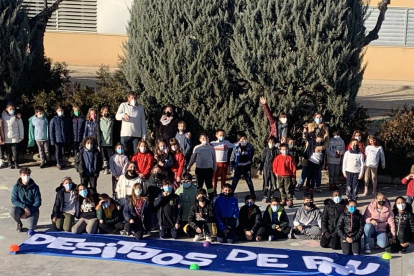 Els escolars d’Almenar van formar ahir un cor i la paraula ‘gràcies’ al centre.