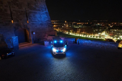 Un coche de la Guardia Urbana de Lleida en la Seu Vella. 