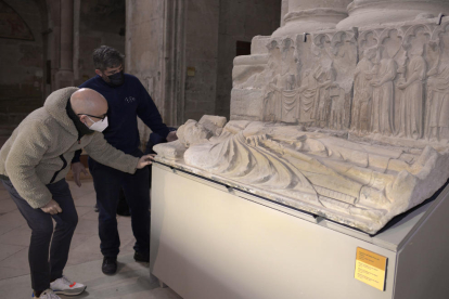 El restaurador Ramon Solé revisa el conjunt escultòric completament resituat al seu lloc.