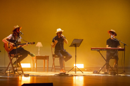 Macaco va obrir la gala musical celebrada a la Llotja de Lleida interpretant el tema ‘Un recuerdo’, del seu nou àlbum ‘Vuélame el corazón’.