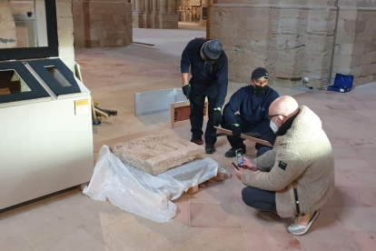 El restaurador Ramon Solé revisa el conjunto escultórico completamente reubicado en su lugar.