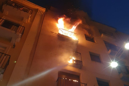 El incendio se declaró en un piso de la tercera planta. 
