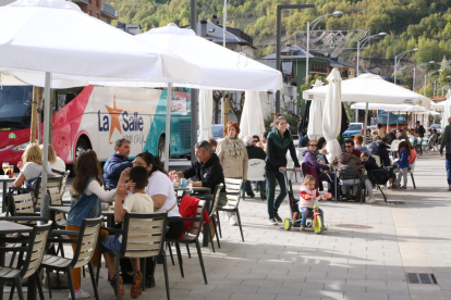 Turistes en una autocaravana ahir a Rialp.