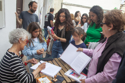 Roser Capdevila firmant llibres als assistents.