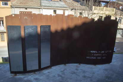 Vista del memorial instal·lat als jardins del carrer Valeri Serra de Bellpuig.