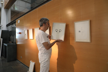 El artista Jordi Prenafreta, ayer en el montaje de la exposición.