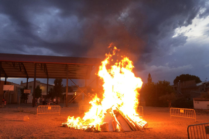 Montgai encén una foguera per celebrar Sant Pere i Sant Pau