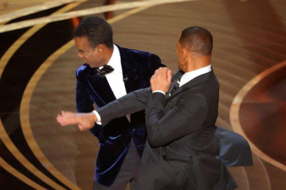 Will Smith bufeteja a Chris Rock a l'escenari dels Oscar