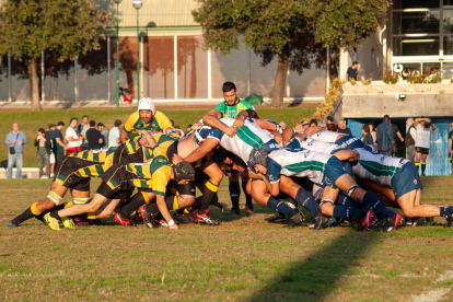 Una melé en un partido del Inef Lleida Rugby.